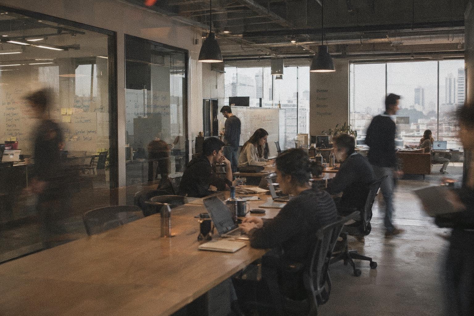 El equipo de IntegrAI trabajando en la oficina